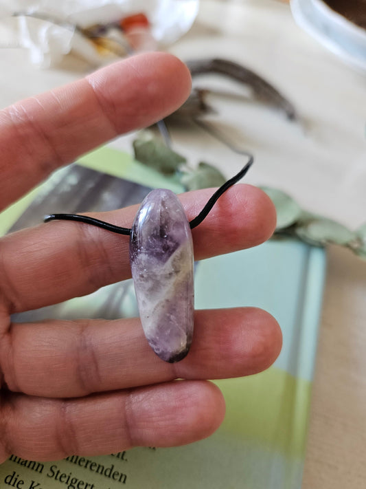 Süßer Chevron Amethyst, Anhänger, 37 x 15 x 15 mm, gebohrt am Lederband