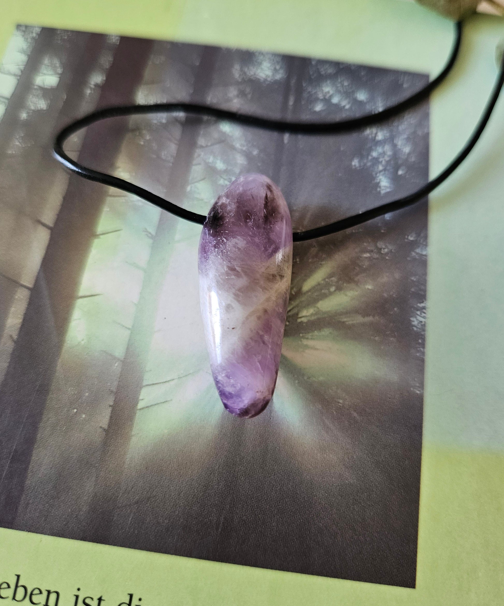 Süßer Chevron Amethyst, Anhänger, 37 x 15 x 15 mm, gebohrt am Lederband