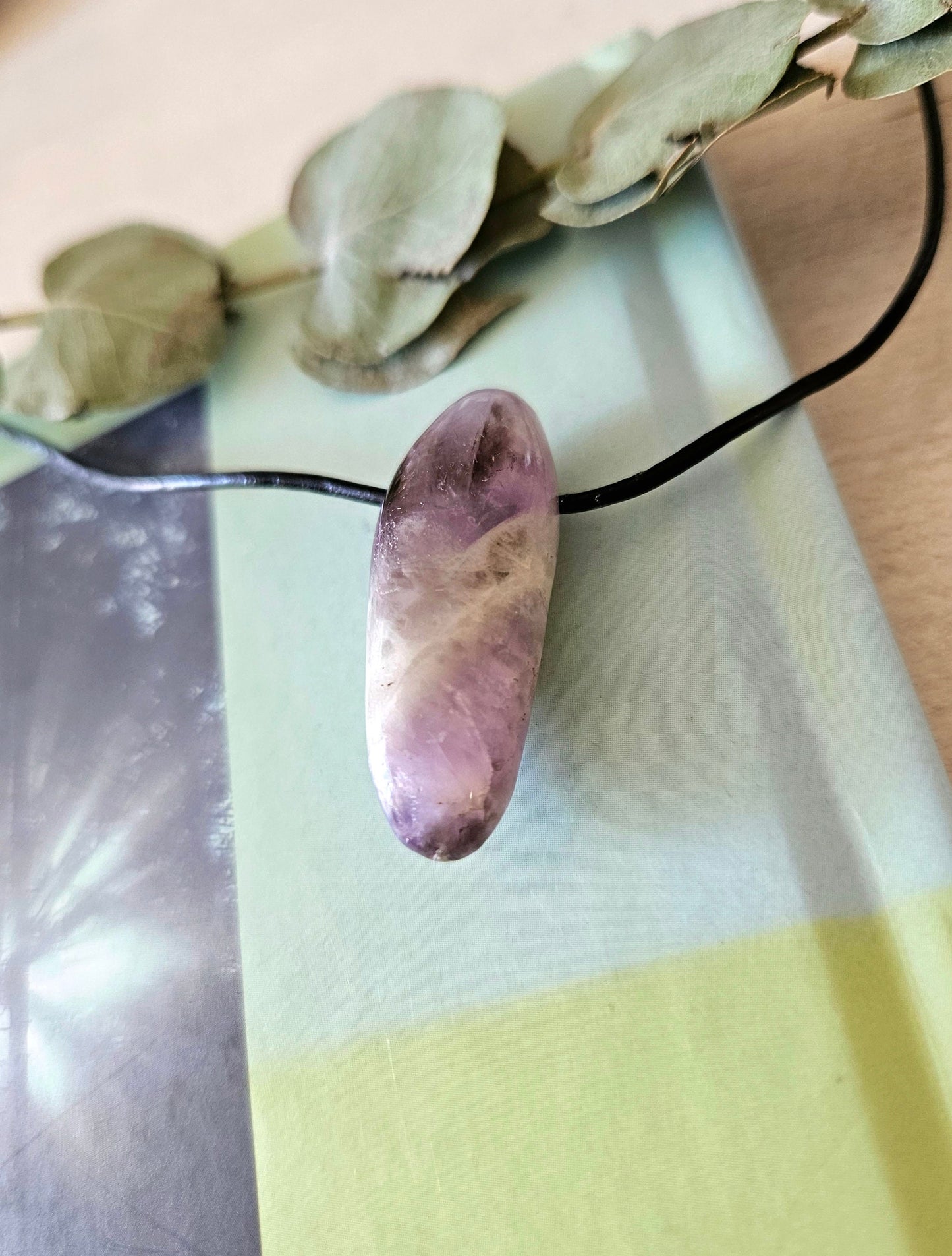 Süßer Chevron Amethyst, Anhänger, 37 x 15 x 15 mm, gebohrt am Lederband