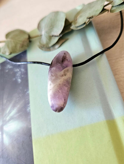 Süßer Chevron Amethyst, Anhänger, 37 x 15 x 15 mm, gebohrt am Lederband