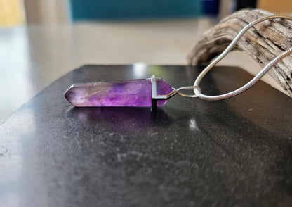 Amethyst Spitze Anhänger 925er Silber, 43 x 11 x 11 mm, an Silberkette, Pendel, 925er Silber, sowie 925er Silber Schlangenkette