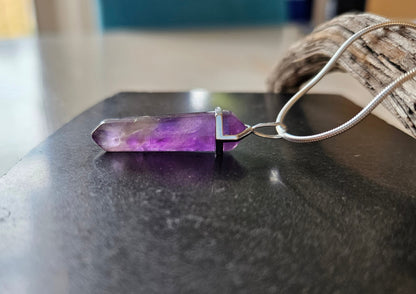Amethyst Spitze Anhänger 925er Silber, 43 x 11 x 11 mm, an Silberkette, Pendel, 925er Silber, sowie 925er Silber Schlangenkette
