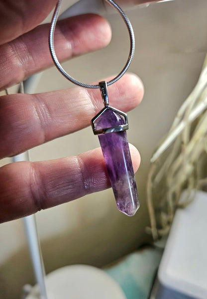Amethyst Spitze Anhänger 925er Silber, 43 x 11 x 11 mm, an Silberkette, Pendel, 925er Silber, sowie 925er Silber Schlangenkette