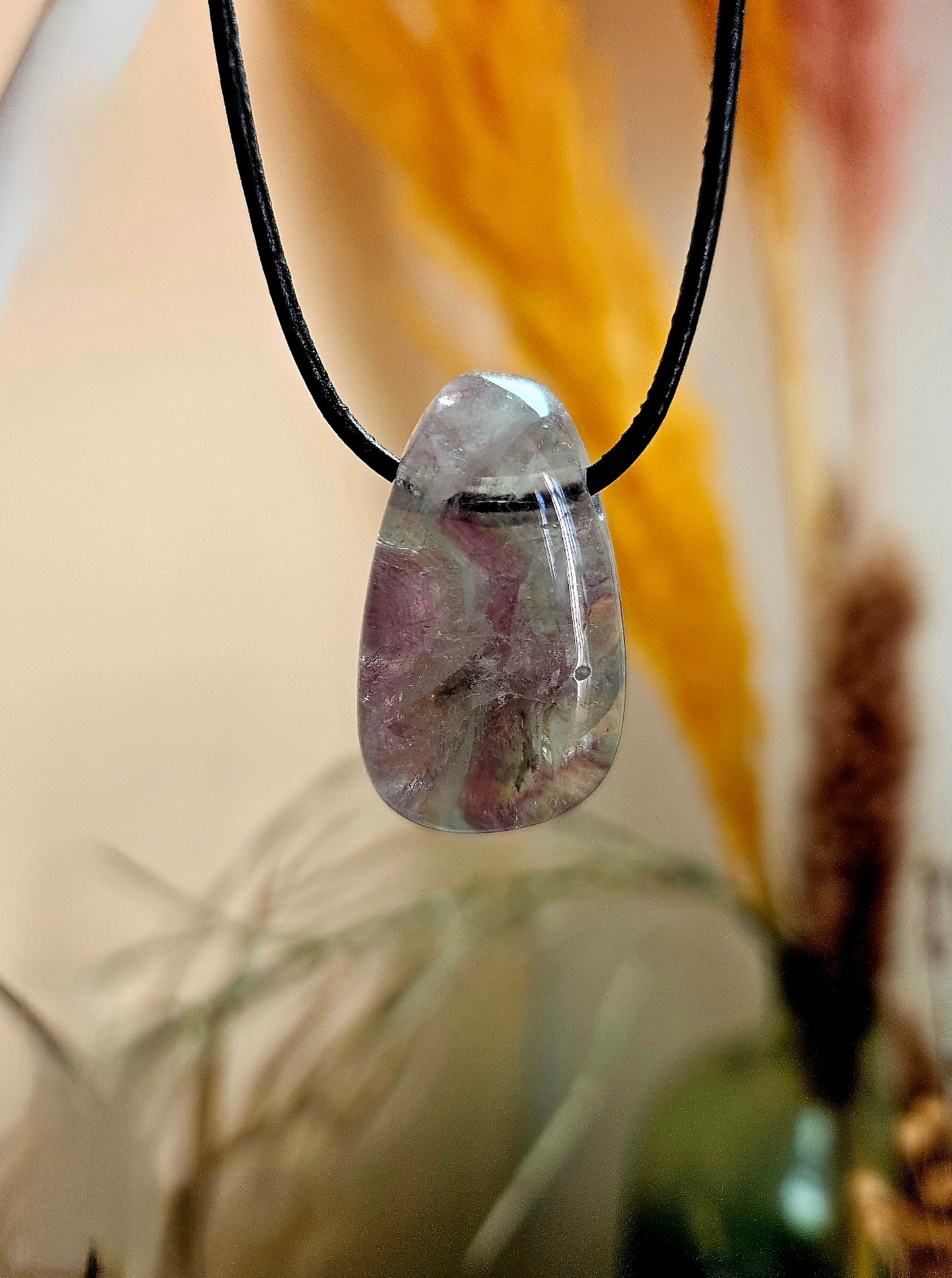 Regenbogen Fluorit, Feenstein Anhänger, 32 x 20 x 10 mm, gebohrt, an verstellbarem Lederband