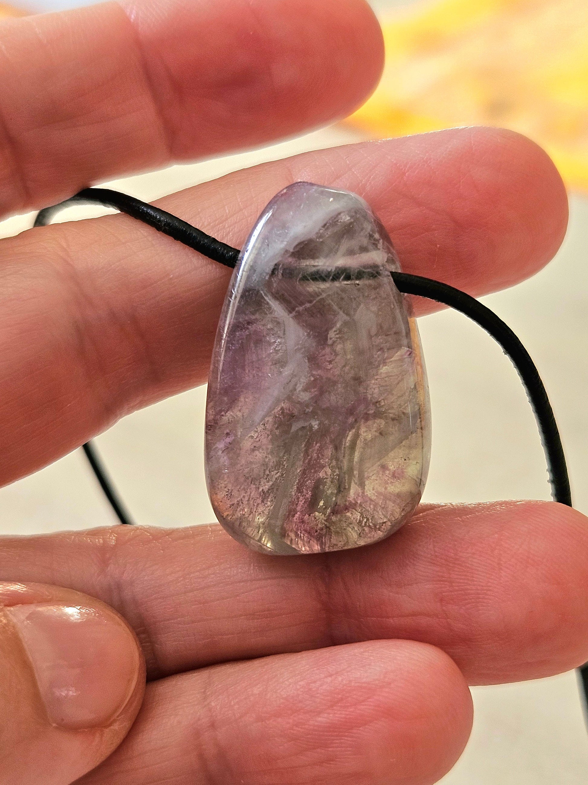 Regenbogen Fluorit, Feenstein Anhänger, 32 x 20 x 10 mm, gebohrt, an verstellbarem Lederband