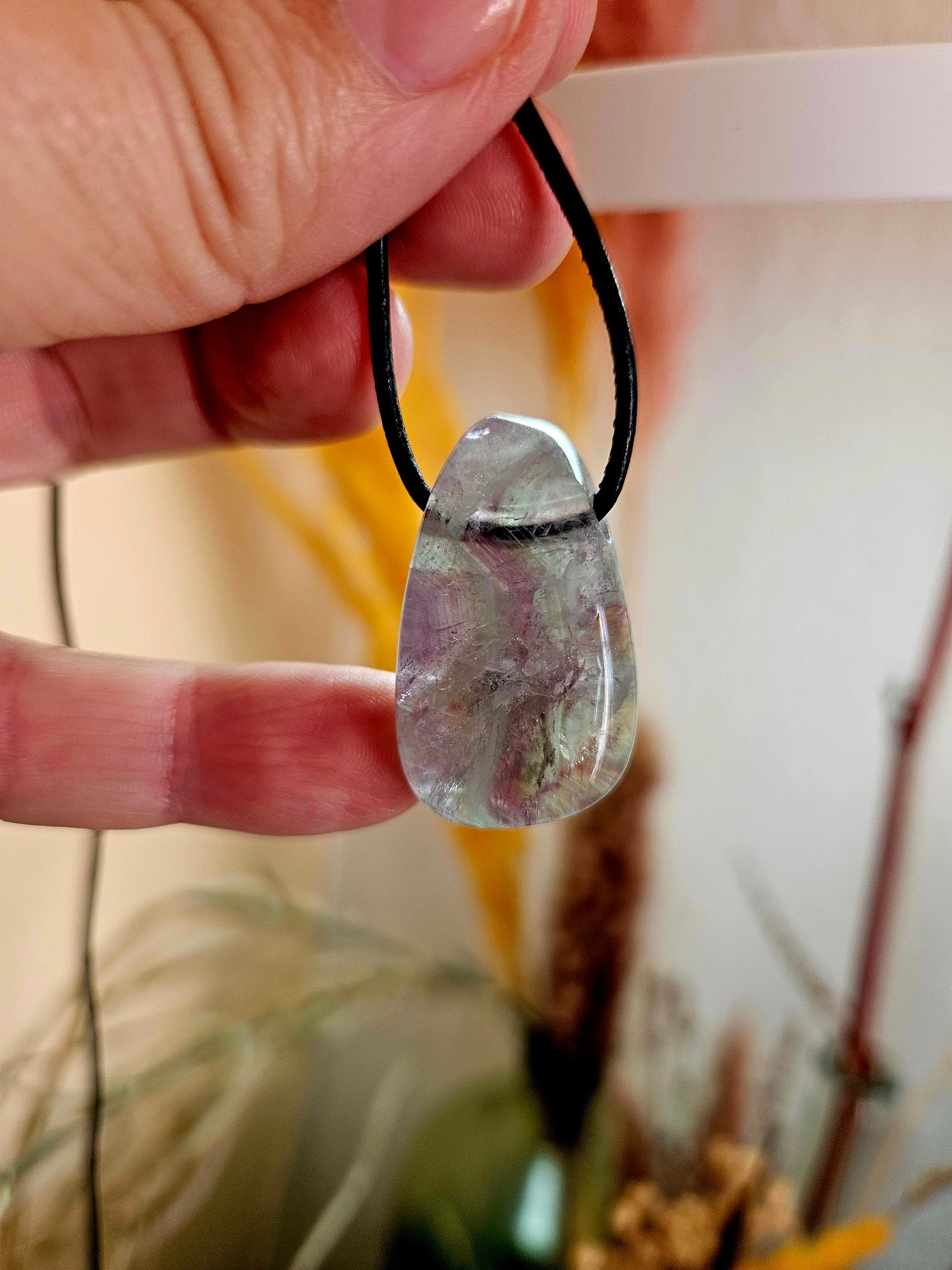 Regenbogen Fluorit, Feenstein Anhänger, 32 x 20 x 10 mm, gebohrt, an verstellbarem Lederband