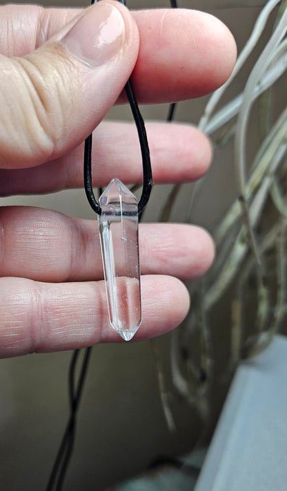 Bergkristall Spitze Anhänger, 35 x 8 x 8 mm, gebohrt, an verstellbarem Lederband
