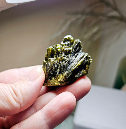 Traumhafte Epidot Stufe aus Peru, 37 x 42 x 35 mm, 49,48 g, 247,50 ct.