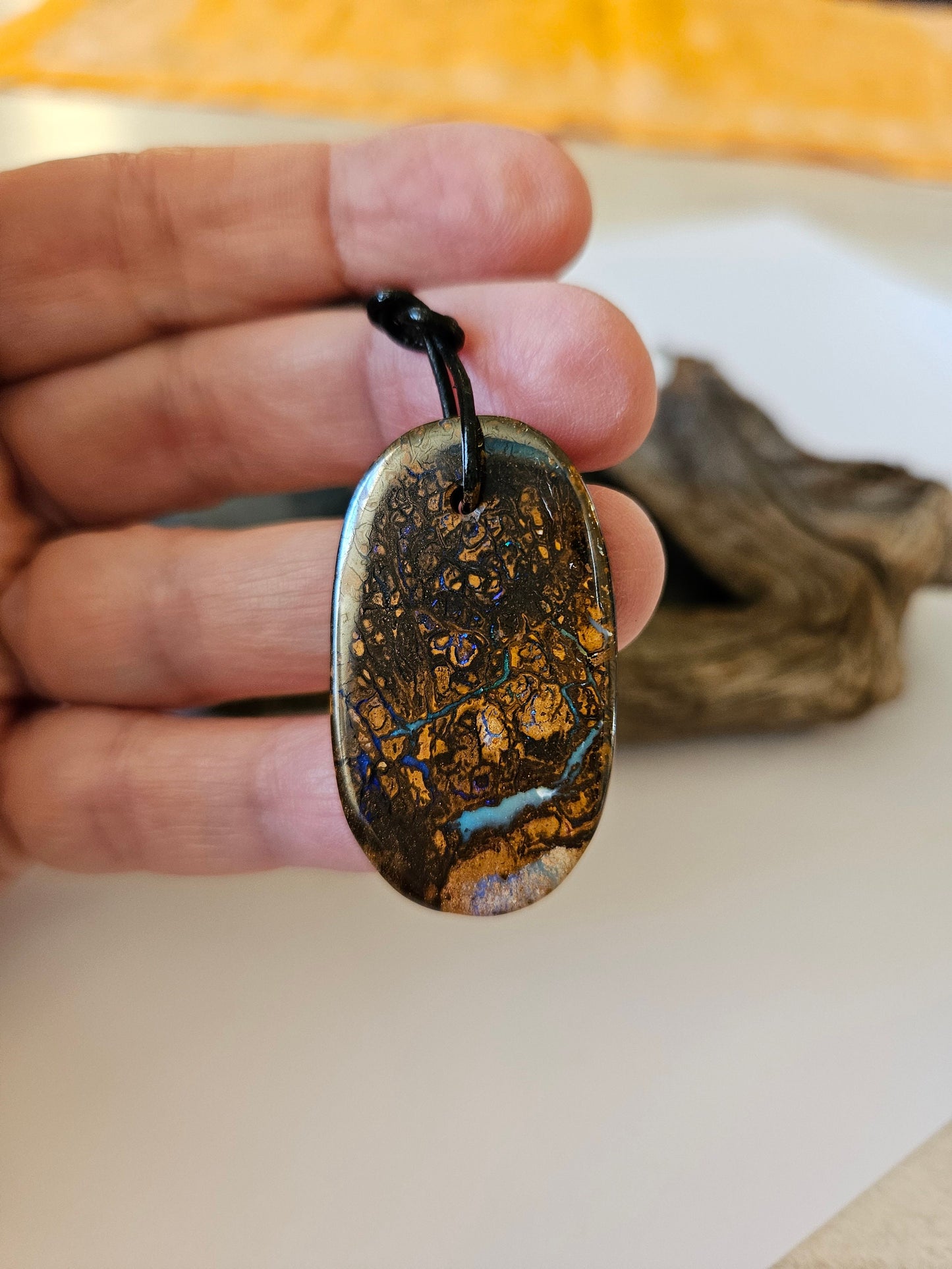 Boulder Opal Anhänger "Living Earth", 40 x 23 x 3,5 mm, gebohrt, an verstellbarem Lederband, Koroit Yowah Opal