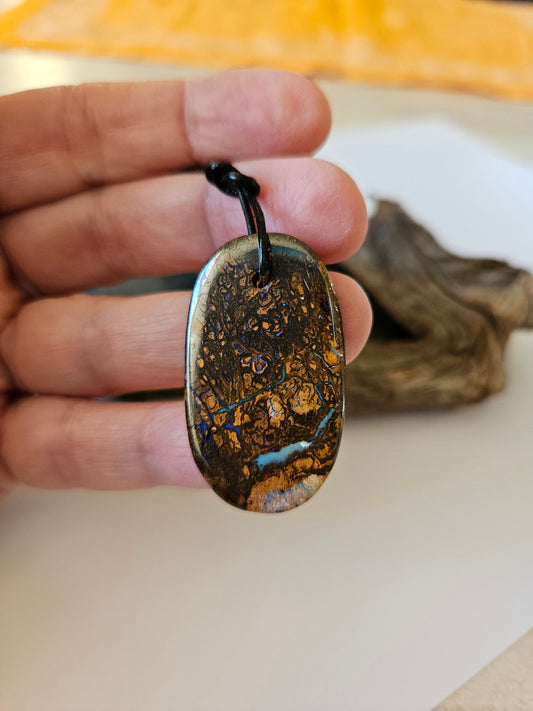 Boulder Opal Anhänger "Living Earth", 40 x 23 x 3,5 mm, gebohrt, an verstellbarem Lederband, Koroit Yowah Opal
