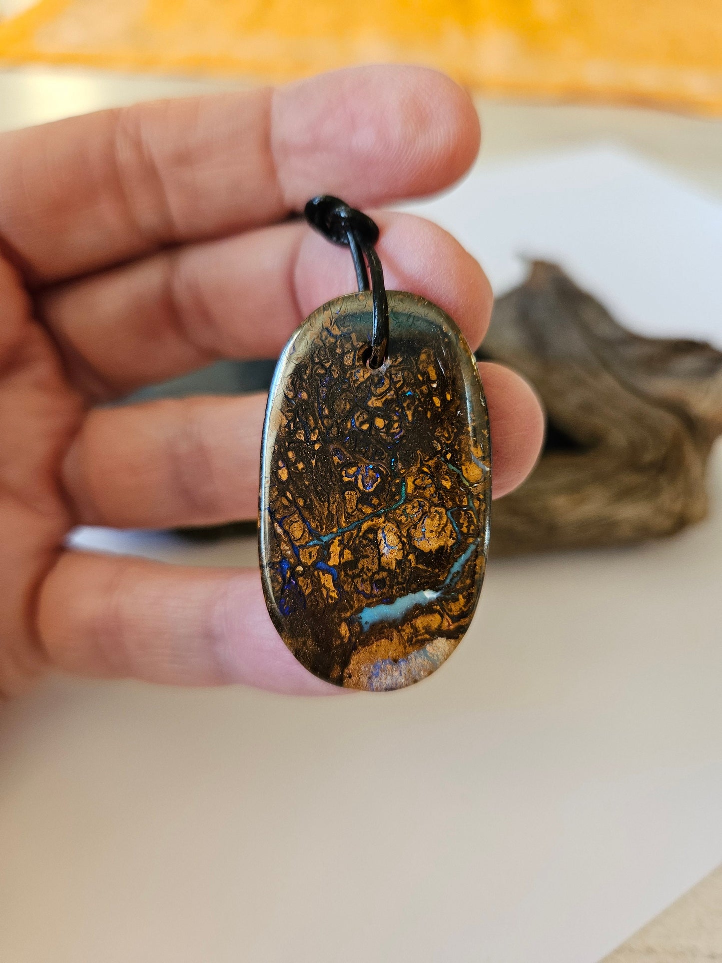 Boulder Opal Anhänger "Living Earth", 40 x 23 x 3,5 mm, gebohrt, an verstellbarem Lederband, Koroit Yowah Opal