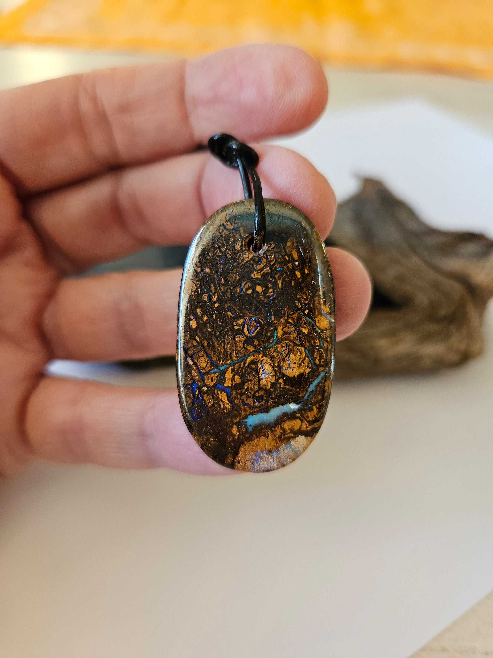 Boulder Opal Anhänger "Living Earth", 40 x 23 x 3,5 mm, gebohrt, an verstellbarem Lederband, Koroit Yowah Opal