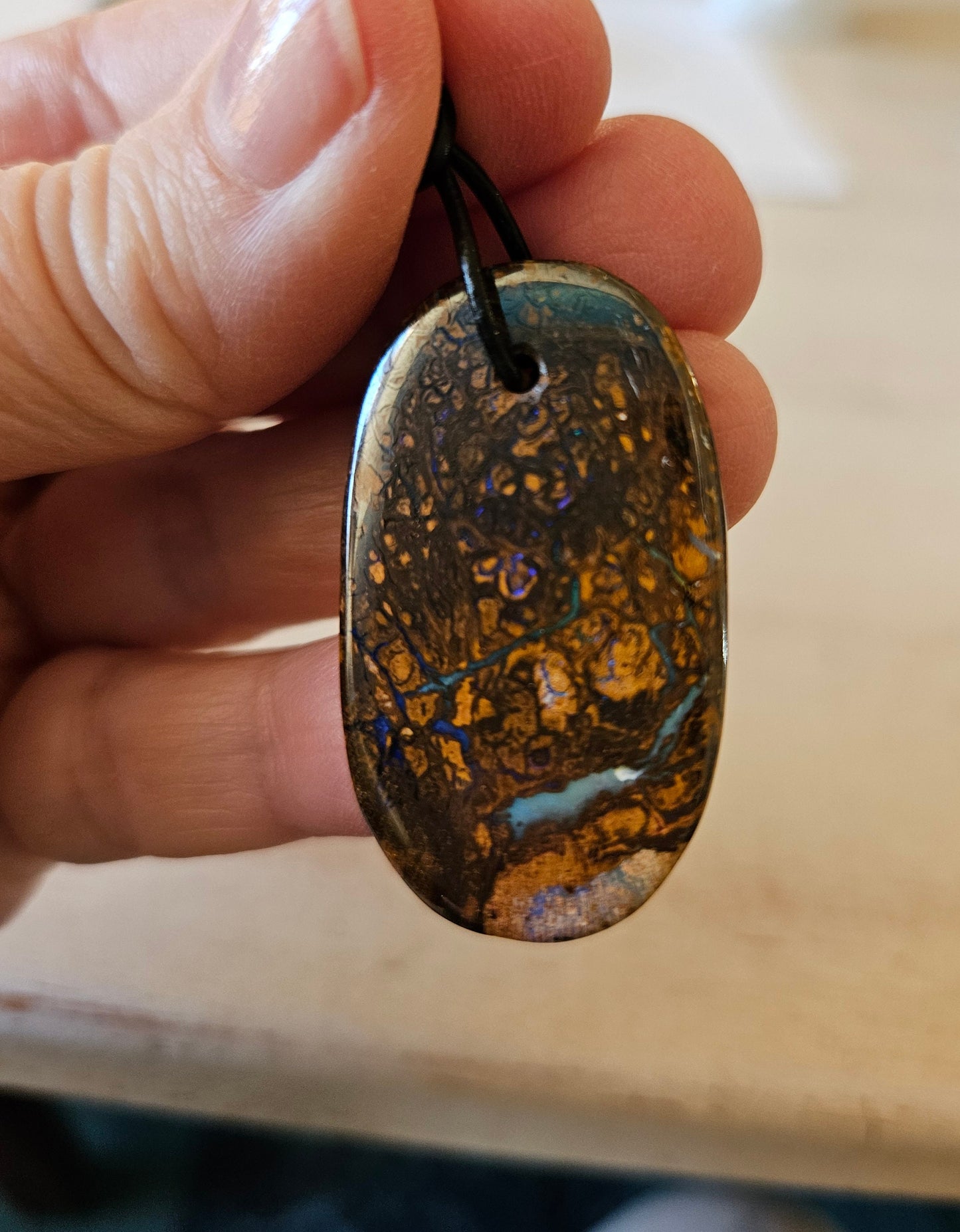 Boulder Opal Anhänger "Living Earth", 40 x 23 x 3,5 mm, gebohrt, an verstellbarem Lederband, Koroit Yowah Opal