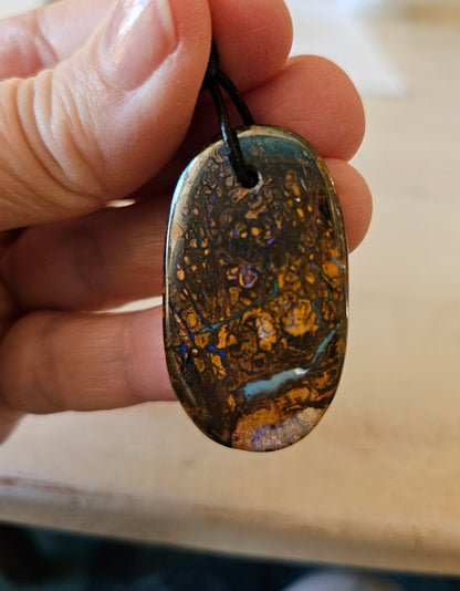 Boulder Opal Anhänger "Living Earth", 40 x 23 x 3,5 mm, gebohrt, an verstellbarem Lederband, Koroit Yowah Opal