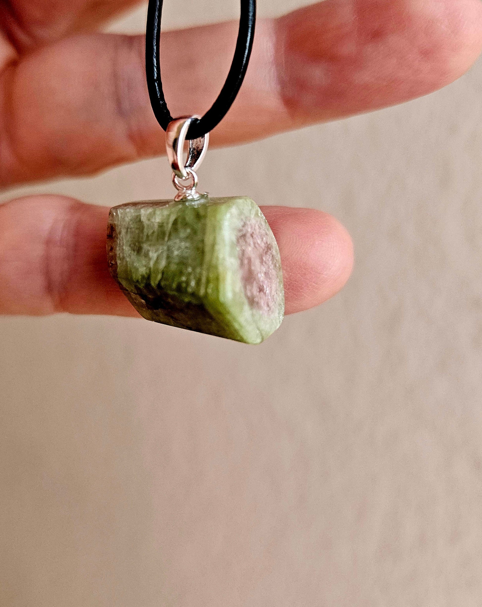 Bezaubernder Wassermelonenturmalin Stäbchen Rohstein,an 925er Silberöse, an verstellbarem Lederband