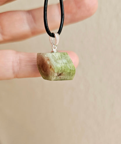 Bezaubernder Wassermelonenturmalin Stäbchen Rohstein,an 925er Silberöse, an verstellbarem Lederband