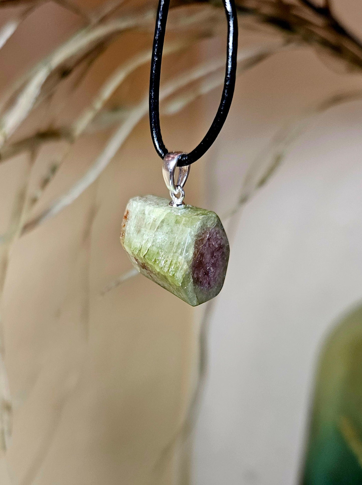 Bezaubernder Wassermelonenturmalin Stäbchen Rohstein,an 925er Silberöse, an verstellbarem Lederband