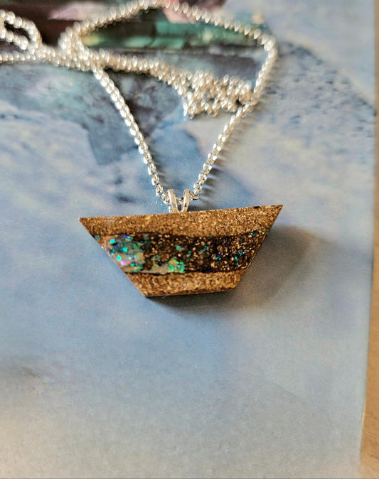 Opalisierter Holzopal Boulder Opal" Schiffchen auf dem blauen Meer", Anhänger, an 925er SilberÖse, an 925er Silber Erbskette