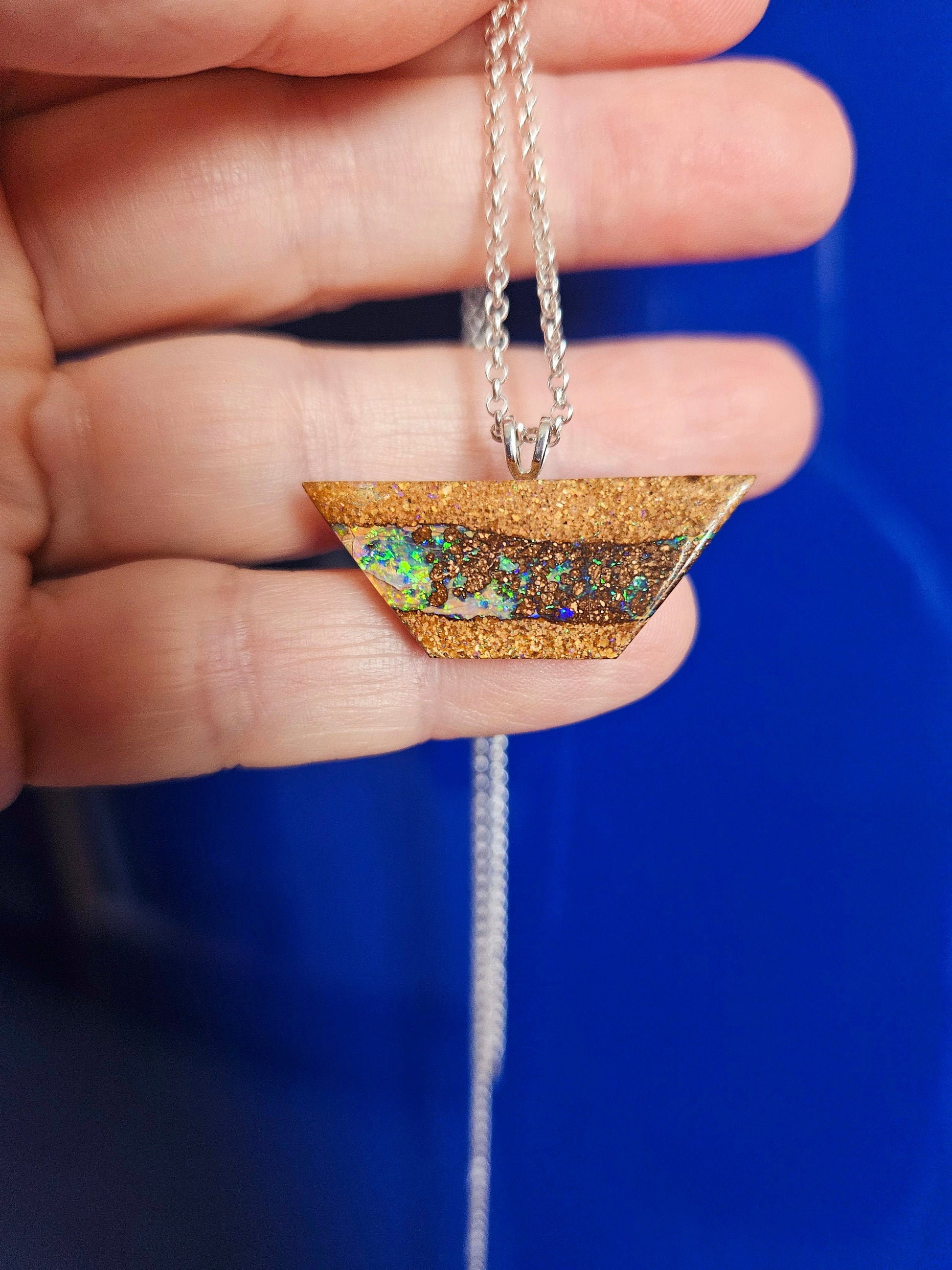 Opalisierter Holzopal Boulder Opal" Schiffchen auf dem blauen Meer", Anhänger, an 925er SilberÖse, an 925er Silber Erbskette