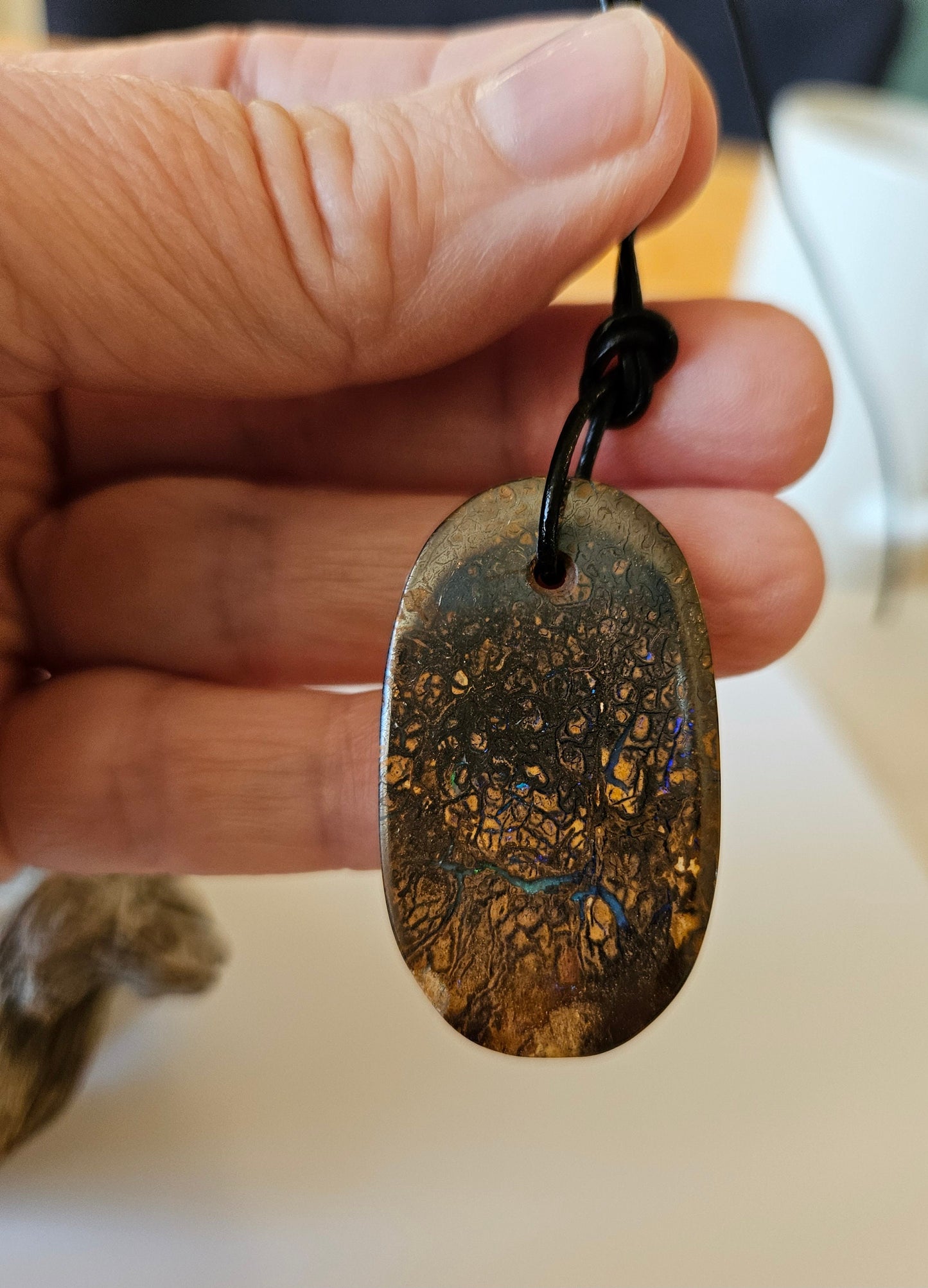 Boulder Opal Anhänger "Living Earth", 40 x 23 x 3,5 mm, gebohrt, an verstellbarem Lederband, Koroit Yowah Opal