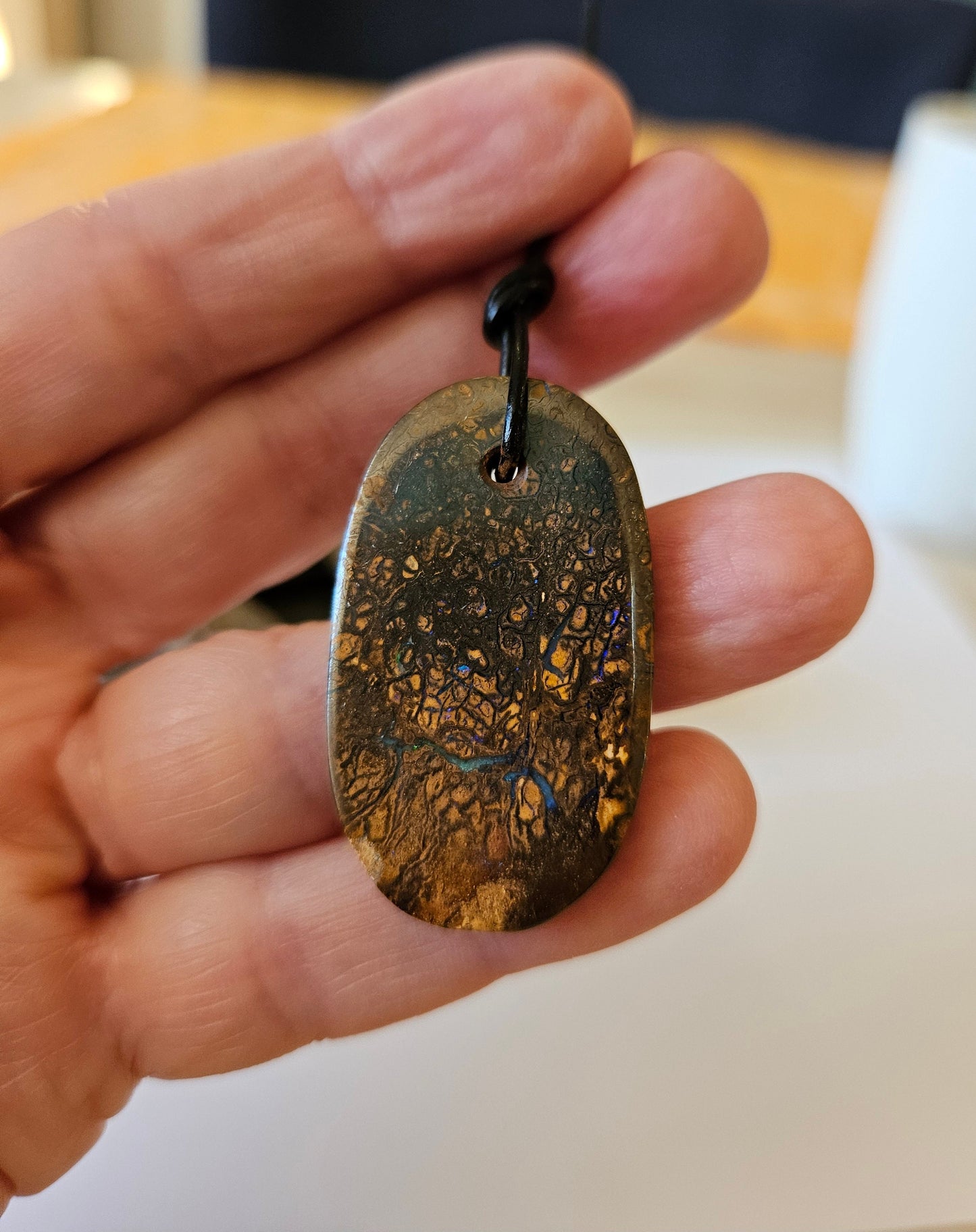 Boulder Opal Anhänger "Living Earth", 40 x 23 x 3,5 mm, gebohrt, an verstellbarem Lederband, Koroit Yowah Opal