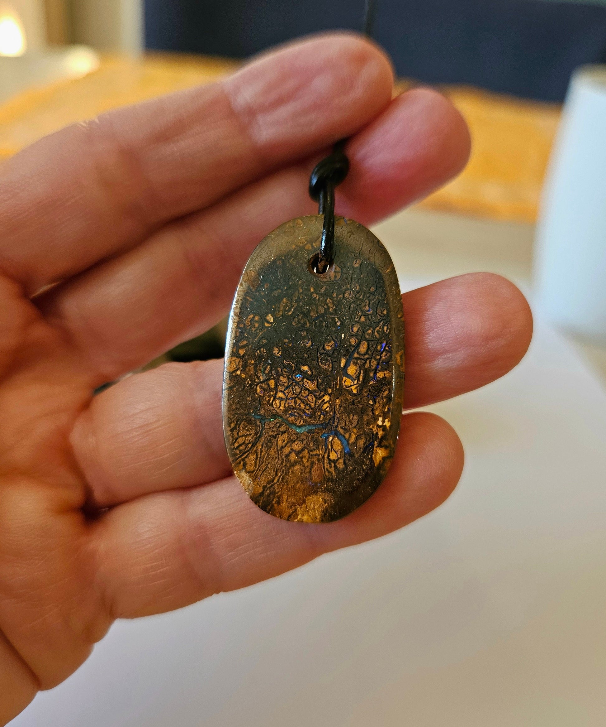 Boulder Opal Anhänger "Living Earth", 40 x 23 x 3,5 mm, gebohrt, an verstellbarem Lederband, Koroit Yowah Opal