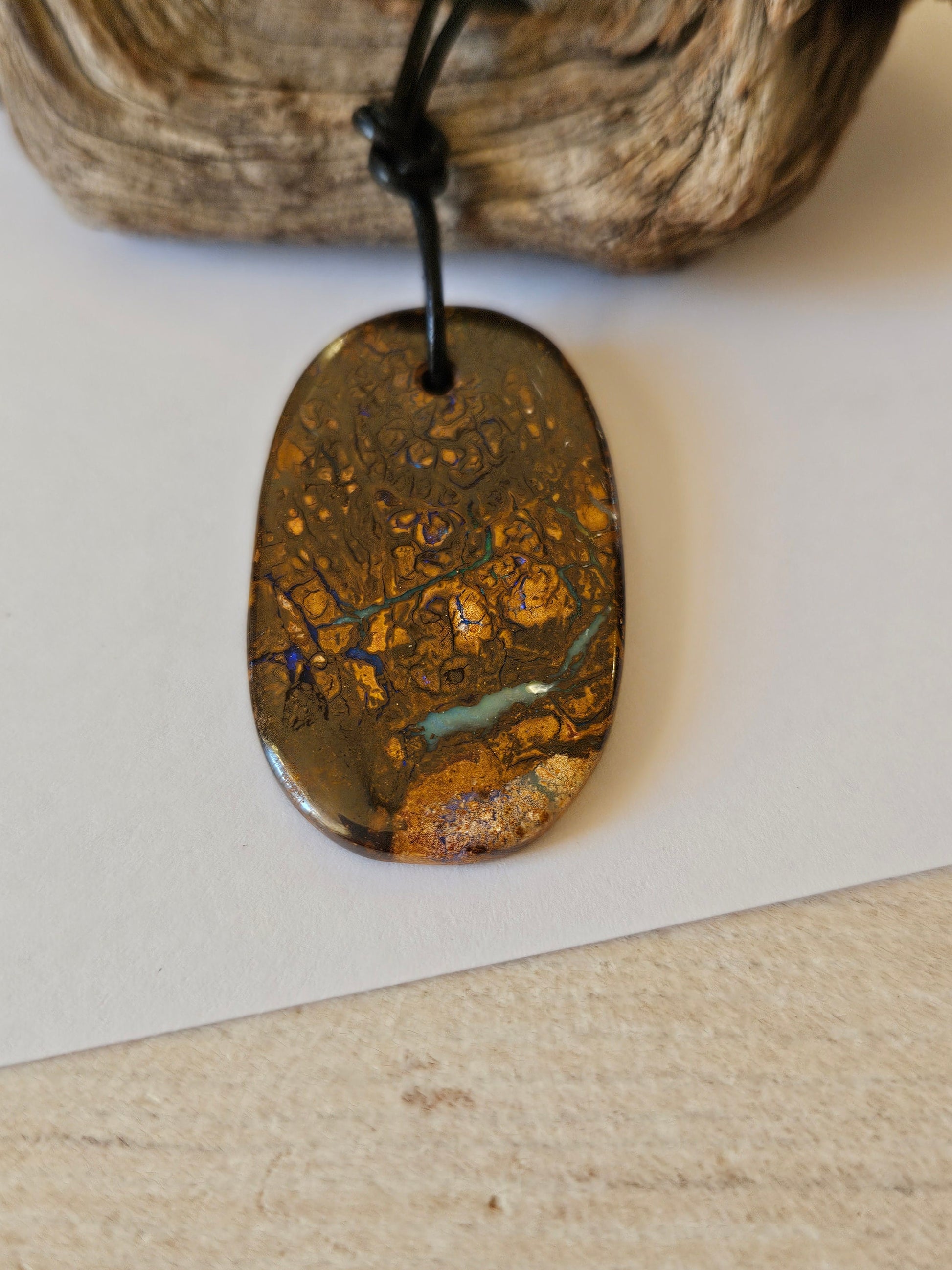 Boulder Opal Anhänger "Living Earth", 40 x 23 x 3,5 mm, gebohrt, an verstellbarem Lederband, Koroit Yowah Opal