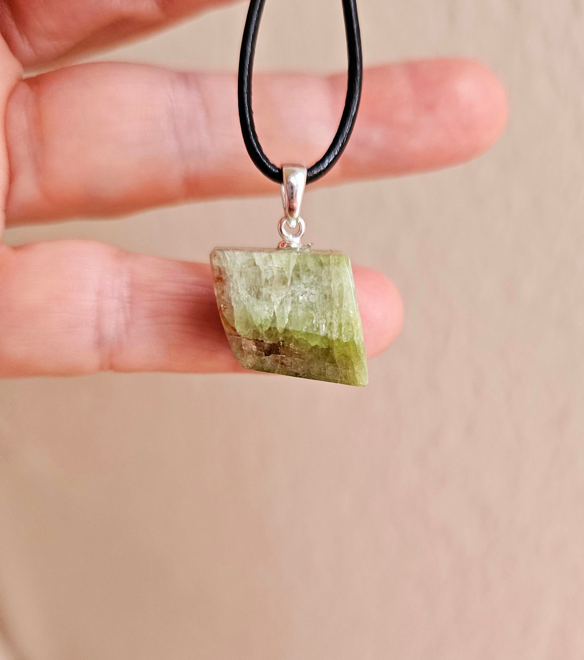 Bezaubernder Wassermelonenturmalin Stäbchen Rohstein,an 925er Silberöse, an verstellbarem Lederband