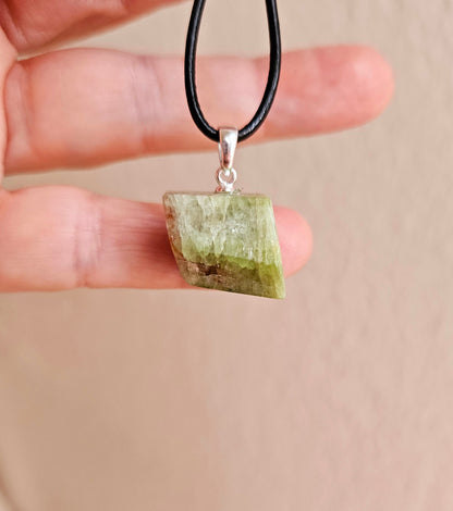 Bezaubernder Wassermelonenturmalin Stäbchen Rohstein,an 925er Silberöse, an verstellbarem Lederband