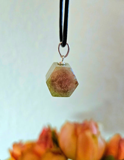 Bezaubernder Wassermelonenturmalin Stäbchen Rohstein,an 925er Silberöse, an verstellbarem Lederband