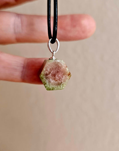 Bezaubernder Wassermelonenturmalin Stäbchen Rohstein,an 925er Silberöse, an verstellbarem Lederband