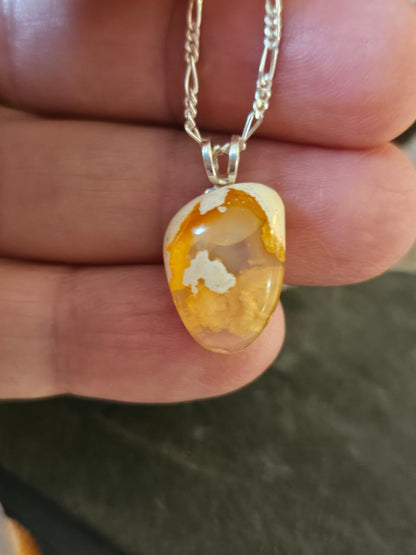 Bezaubernder Wasseropal mexikanischer Feueropal Anhänger mit 925er Silberöse an 925er Silberkette Figaro