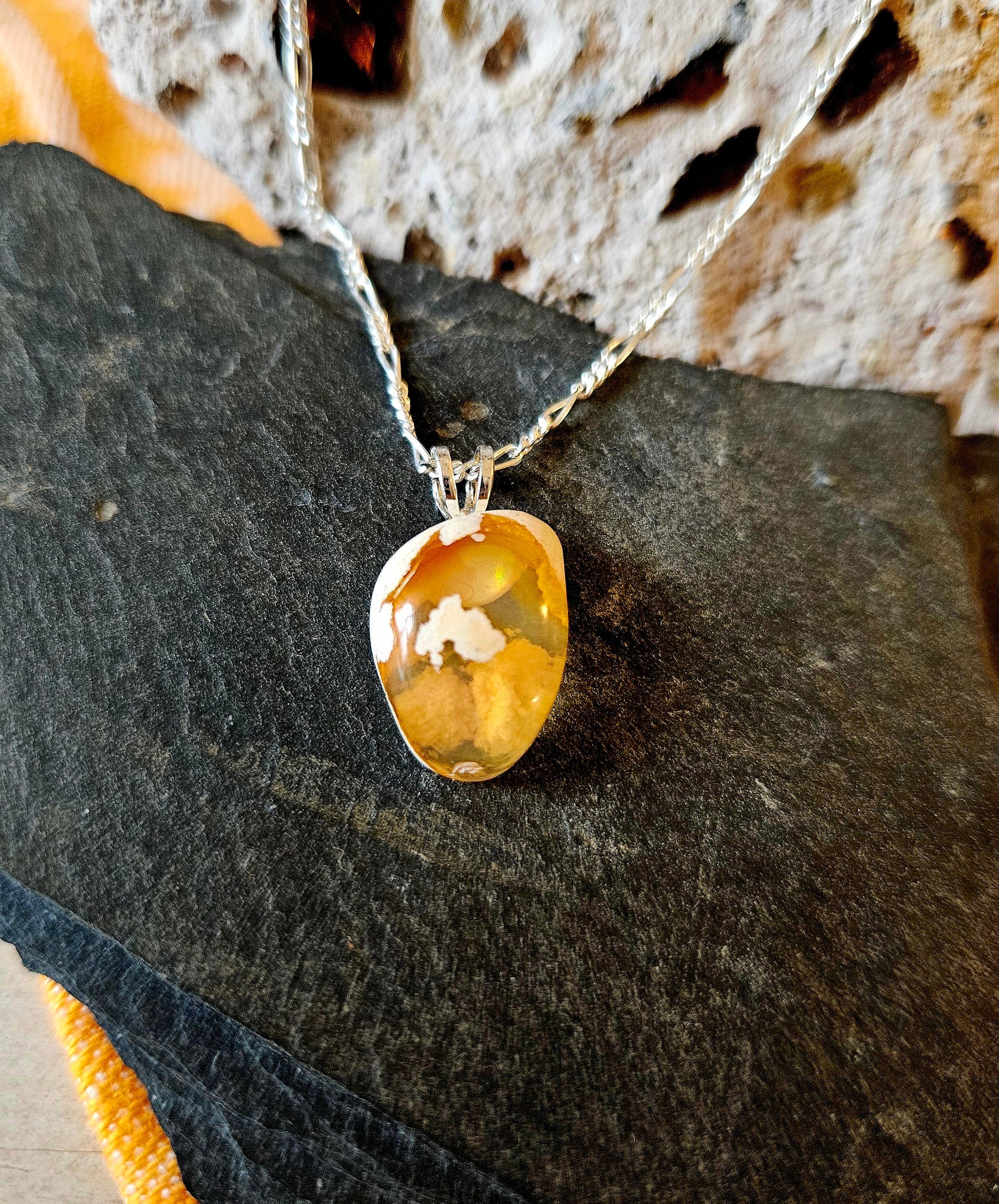 Bezaubernder Wasseropal mexikanischer Feueropal Anhänger mit 925er Silberöse an 925er Silberkette Figaro