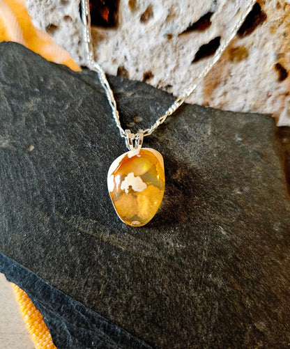 Bezaubernder Wasseropal mexikanischer Feueropal Anhänger mit 925er Silberöse an 925er Silberkette Figaro