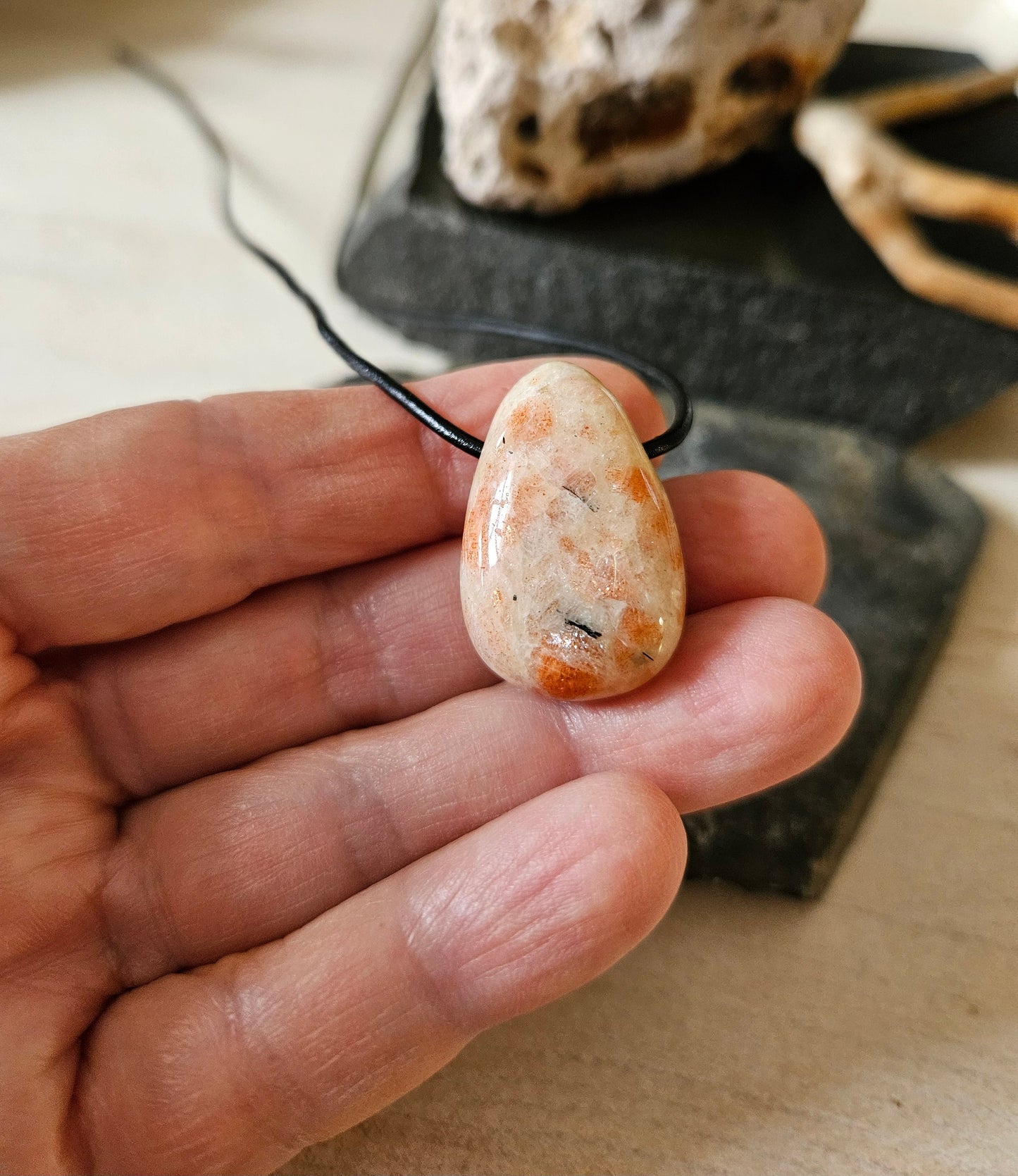 Sonnenstein Anhänger, 30 x 18 x 9 mm, gebohrt, an verstellbarem Lederband