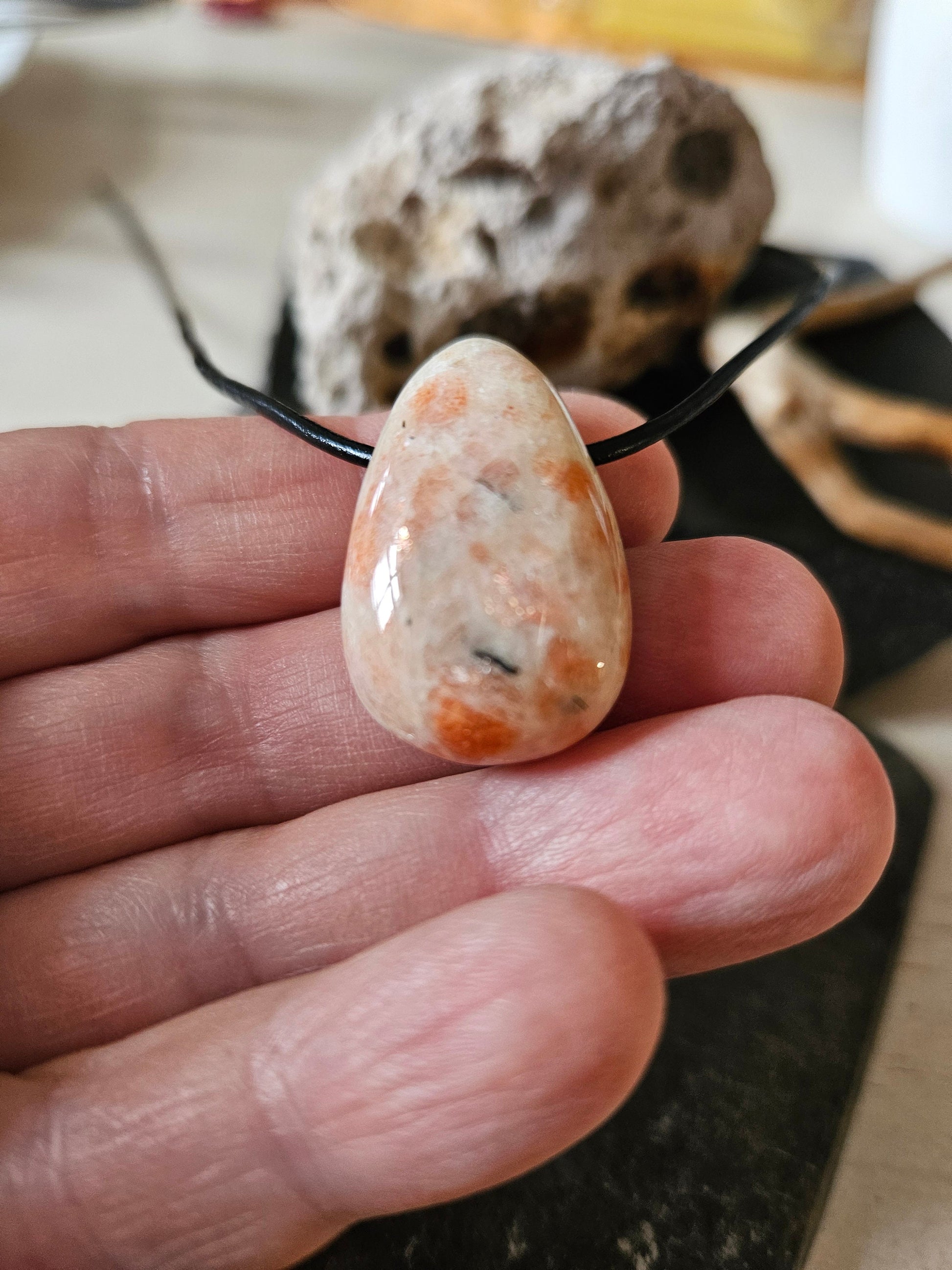 Sonnenstein Anhänger, 30 x 18 x 9 mm, gebohrt, an verstellbarem Lederband