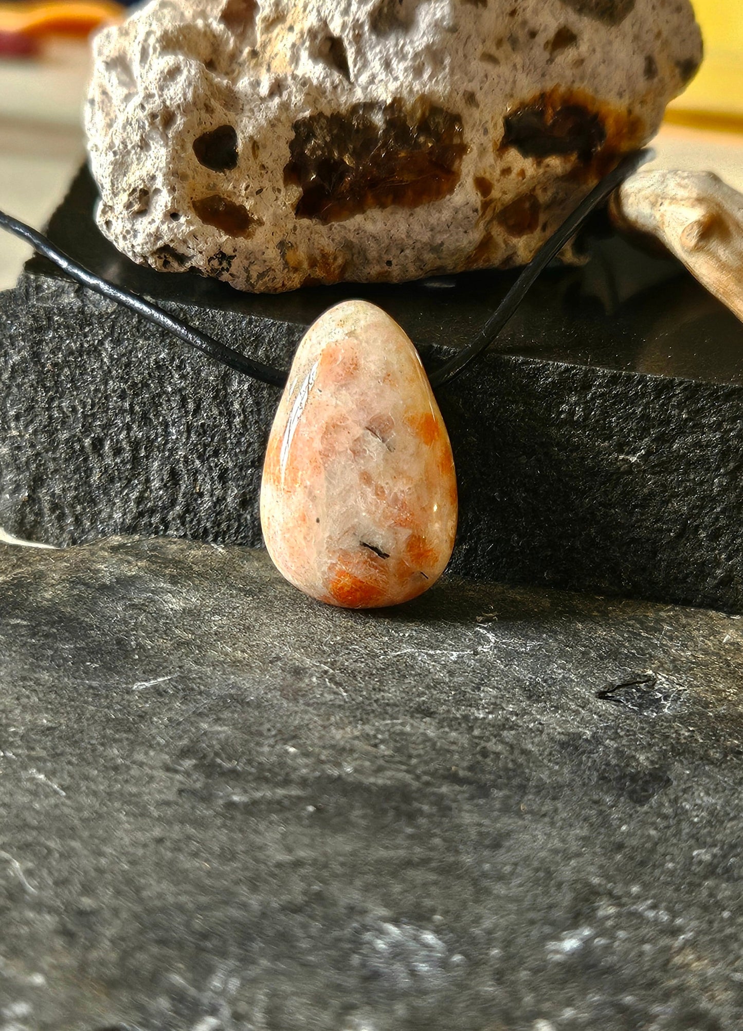 Sonnenstein Anhänger, 30 x 18 x 9 mm, gebohrt, an verstellbarem Lederband