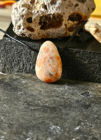 Sonnenstein Anhänger, 30 x 18 x 9 mm, gebohrt, an verstellbarem Lederband