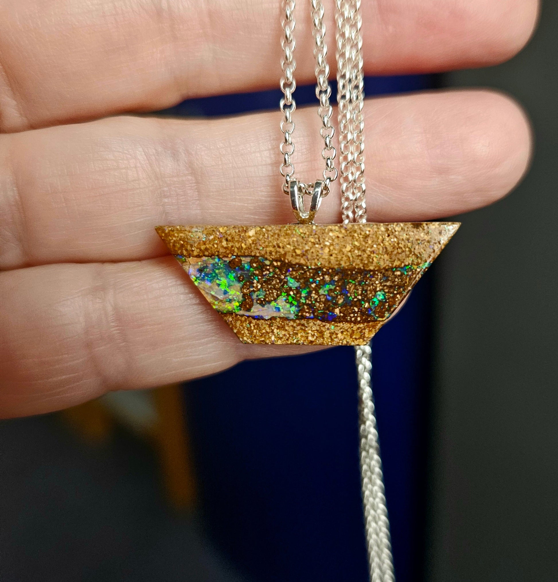Opalisierter Holzopal Boulder Opal" Schiffchen auf dem blauen Meer", Anhänger, an 925er SilberÖse, an 925er Silber Erbskette