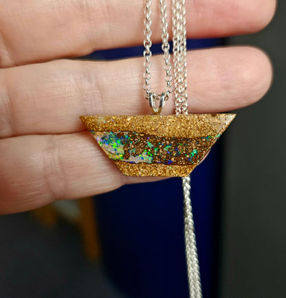 Opalisierter Holzopal Boulder Opal" Schiffchen auf dem blauen Meer", Anhänger, an 925er SilberÖse, an 925er Silber Erbskette