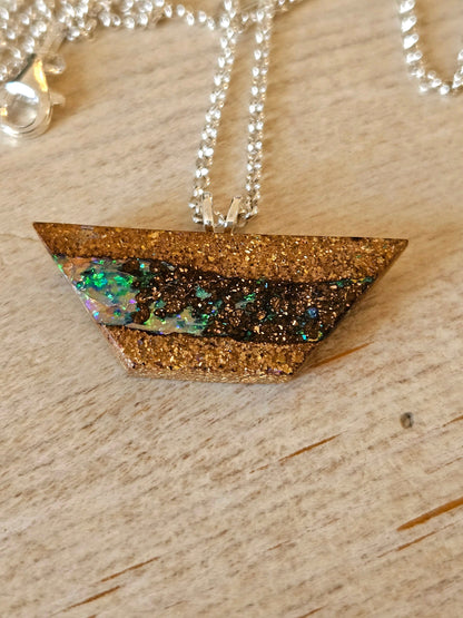 Opalisierter Holzopal Boulder Opal" Schiffchen auf dem blauen Meer", Anhänger, an 925er SilberÖse, an 925er Silber Erbskette