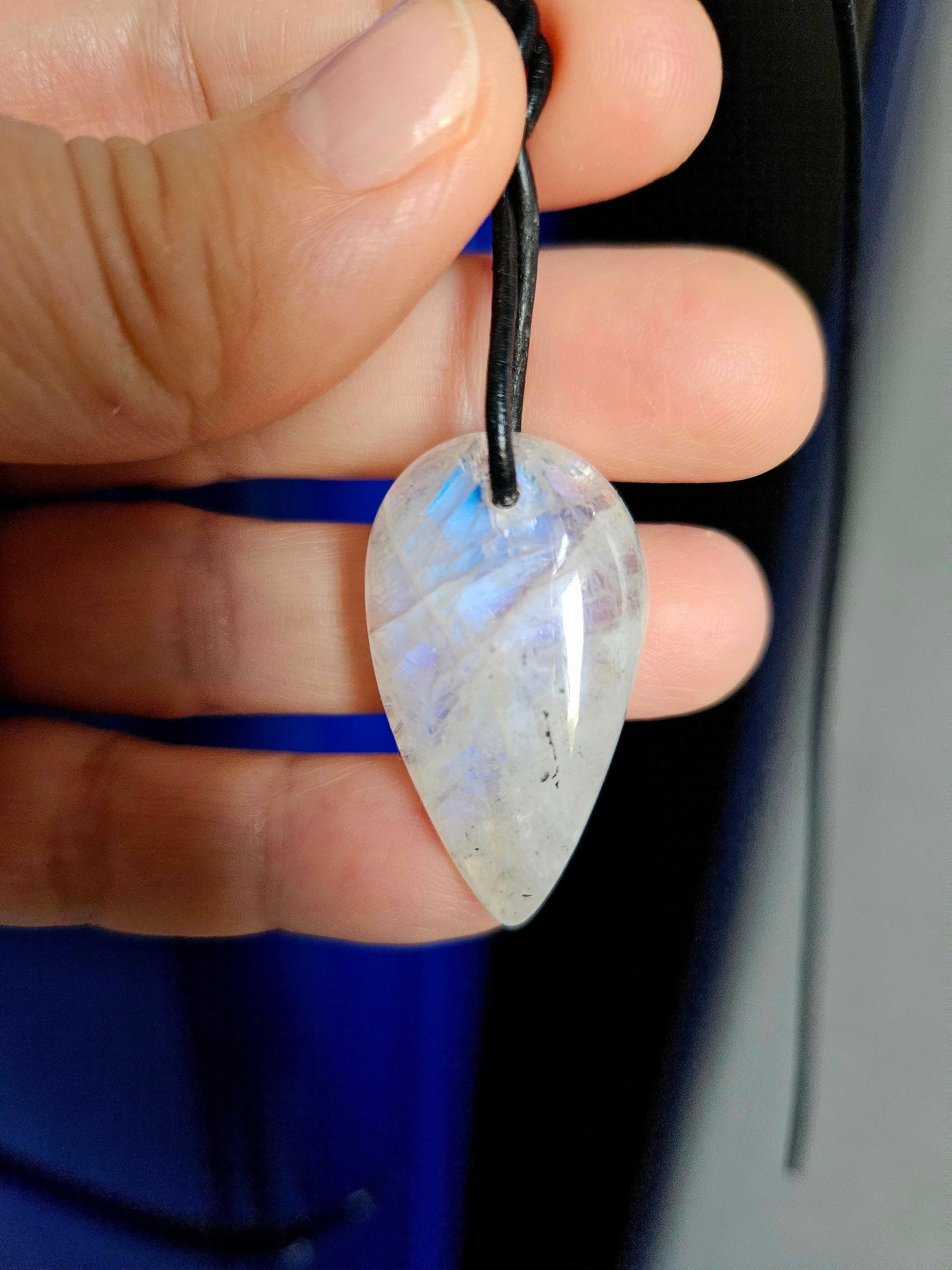 Regenbogen Mondstein (weißer Labradorit), Anhänger, 35 x 20 x 8 mm, gebohrt, an verstellbarem Lederband