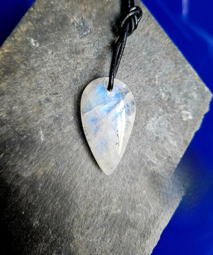 Regenbogen Mondstein (weißer Labradorit), Anhänger, 35 x 20 x 8 mm, gebohrt, an verstellbarem Lederband