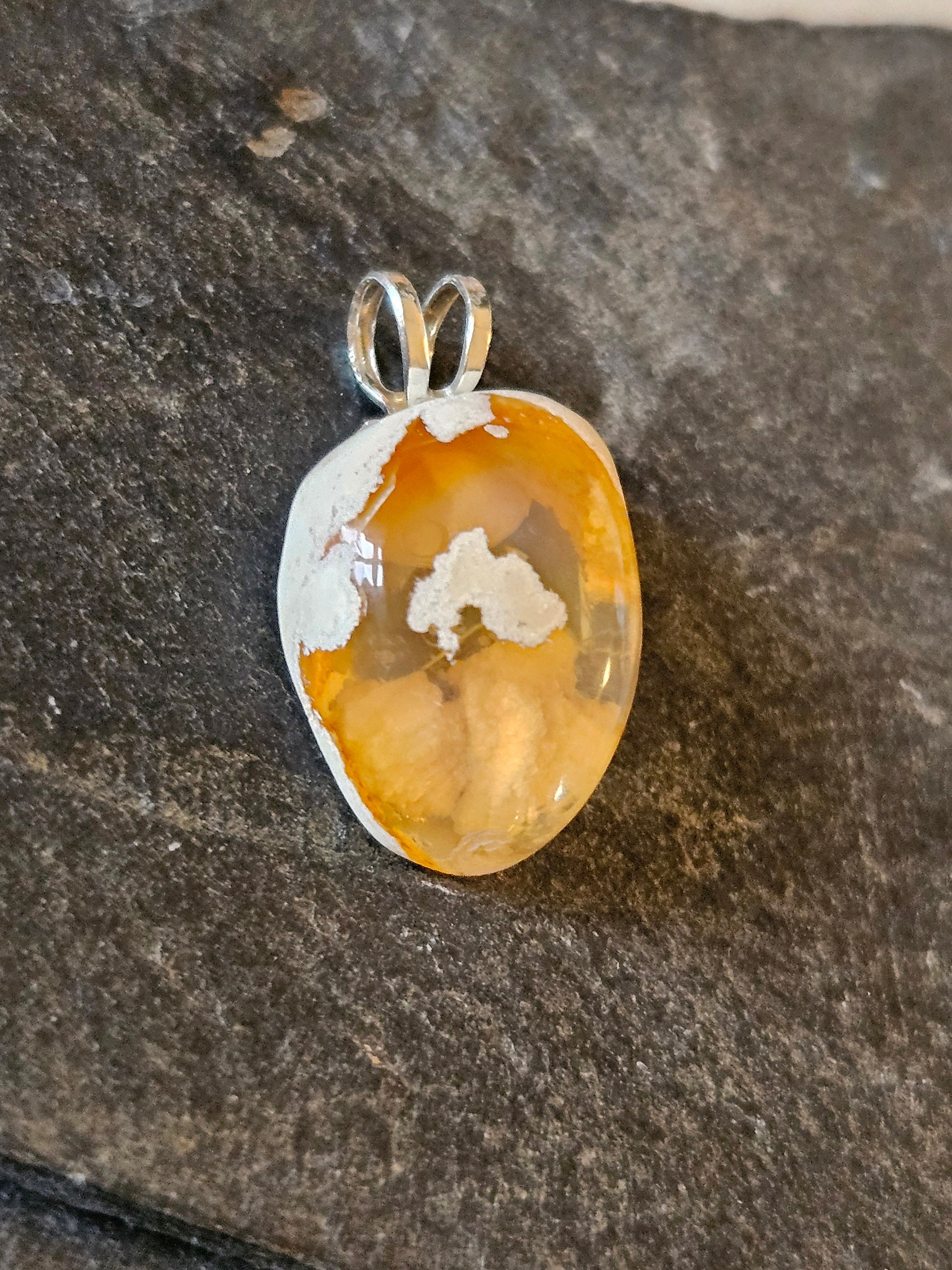 Bezaubernder Wasseropal mexikanischer Feueropal Anhänger mit 925er Silberöse an 925er Silberkette Figaro