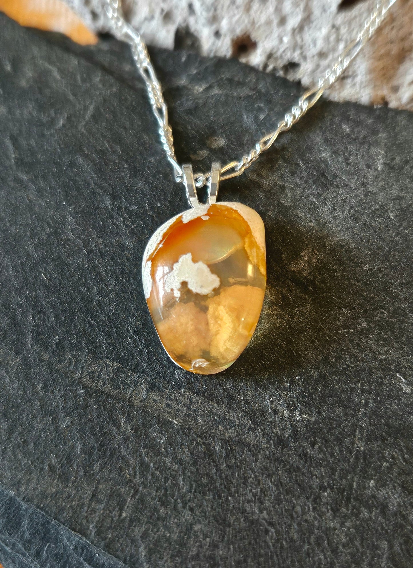 Bezaubernder Wasseropal mexikanischer Feueropal Anhänger mit 925er Silberöse an 925er Silberkette Figaro