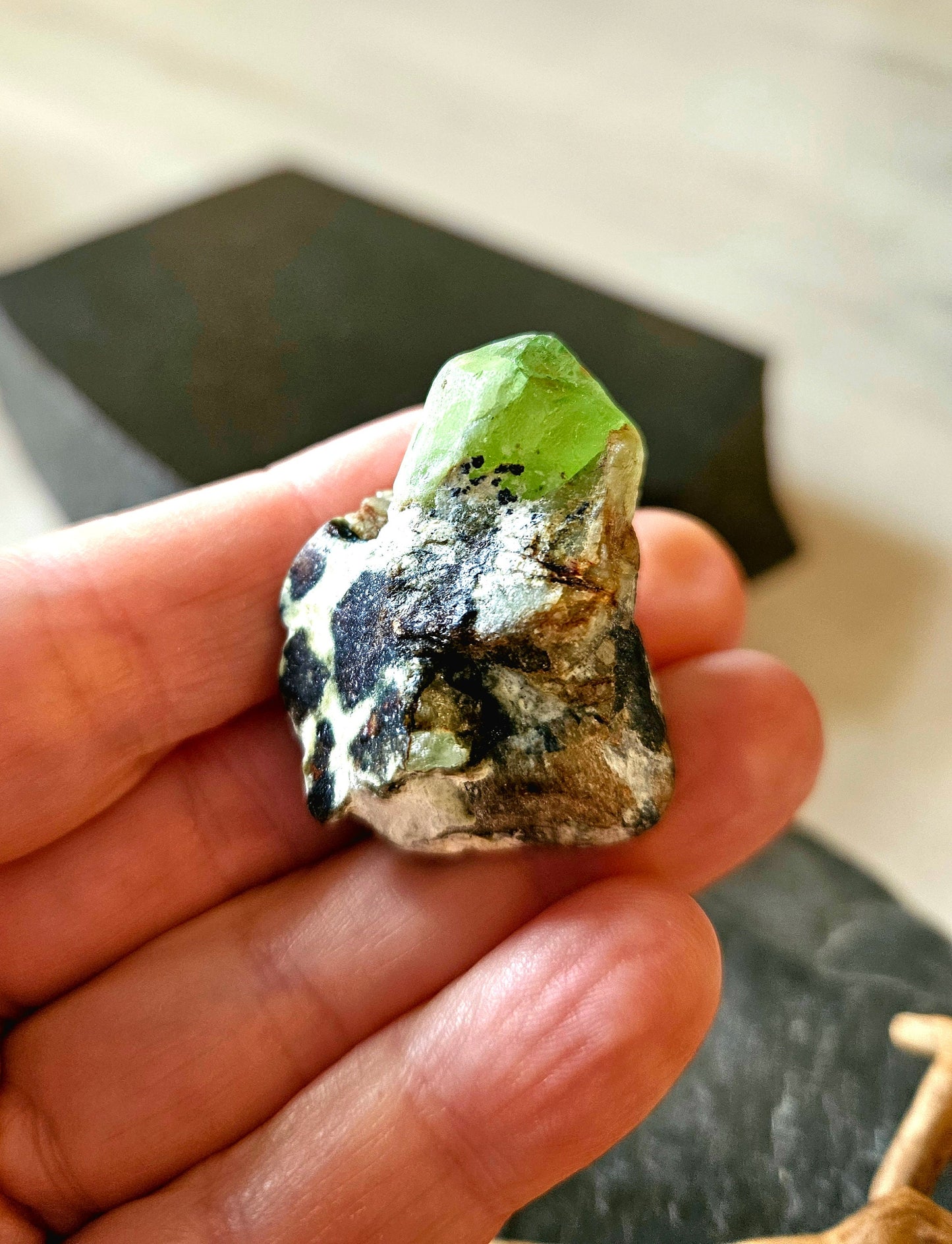 Peridot, Olivin, Stufe Rohstein, Kristall, Heilstein, Sammlerstein, 40 x 32 x 20 mm, 23,71 g., 118,60 ct.