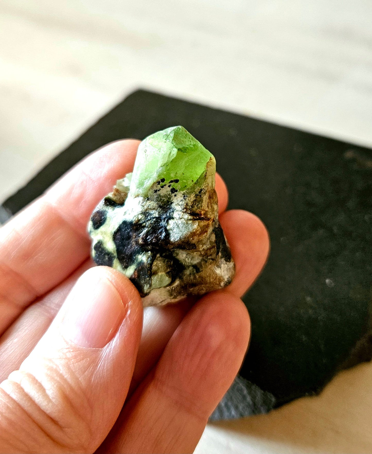 Peridot, Olivin, Stufe Rohstein, Kristall, Heilstein, Sammlerstein, 40 x 32 x 20 mm, 23,71 g., 118,60 ct.