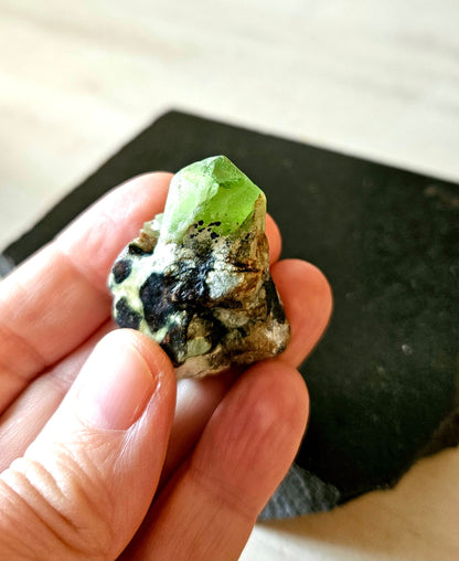 Peridot, Olivin, Stufe Rohstein, Kristall, Heilstein, Sammlerstein, 40 x 32 x 20 mm, 23,71 g., 118,60 ct.