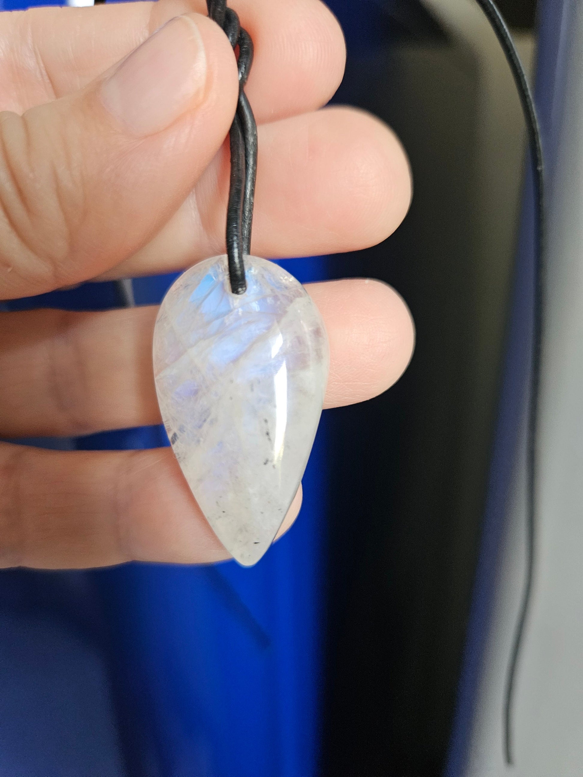 Regenbogen Mondstein (weißer Labradorit), Anhänger, 35 x 20 x 8 mm, gebohrt, an verstellbarem Lederband