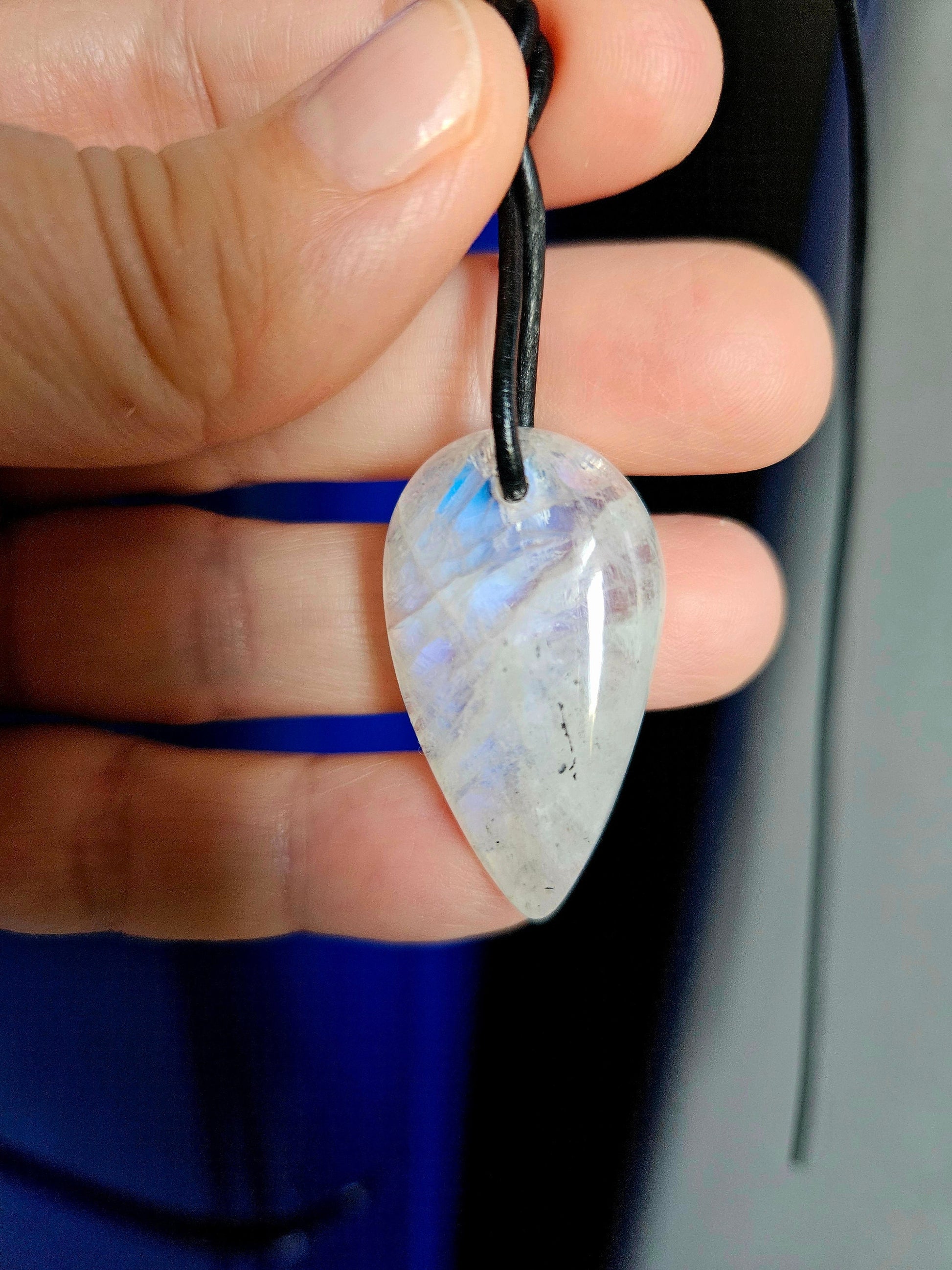 Regenbogen Mondstein (weißer Labradorit), Anhänger, 35 x 20 x 8 mm, gebohrt, an verstellbarem Lederband